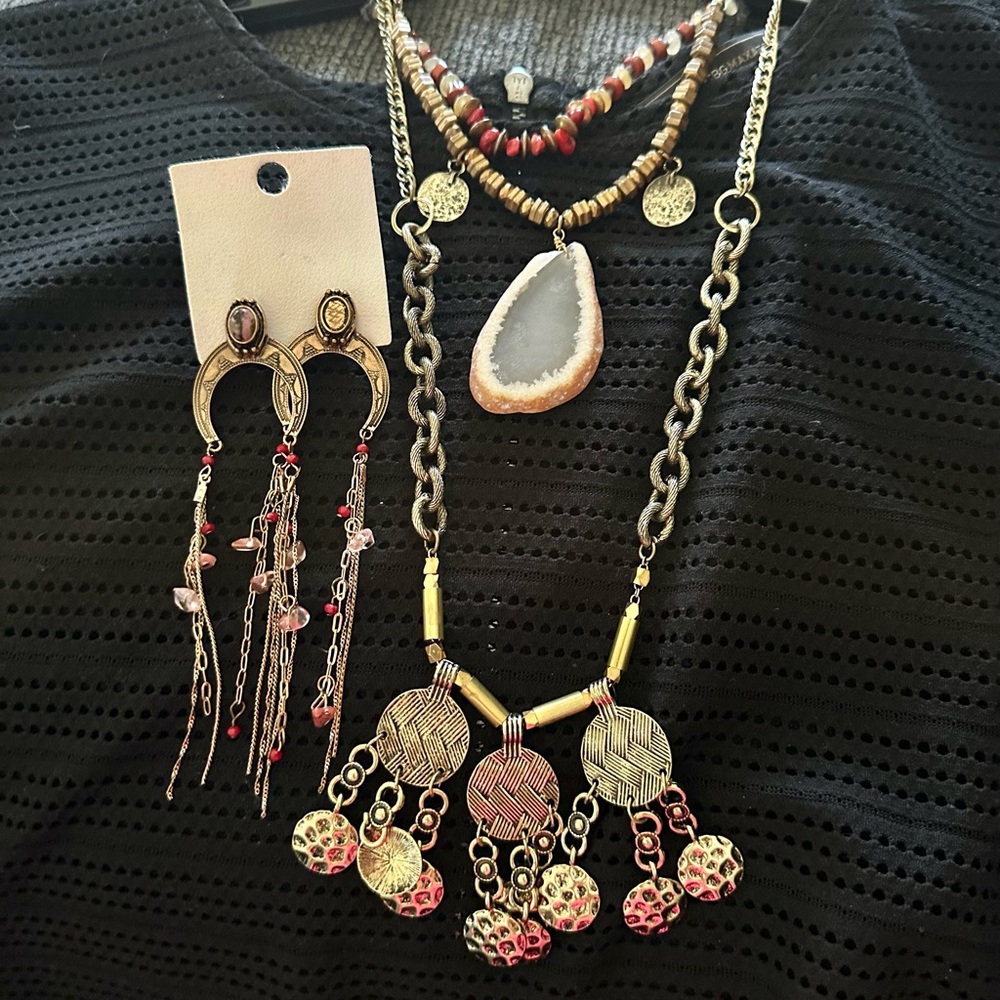 Free people necklace set. Nwt comes with a free designer gift